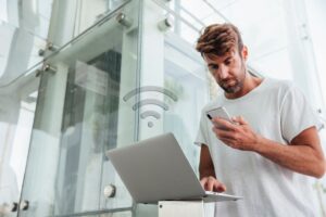 Por qué tu internet es lento aunque tengas fibra óptica